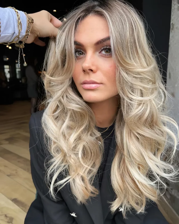 balayage blond sur cheveux longs ondules