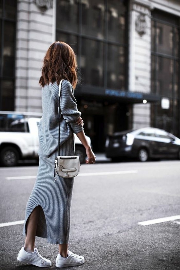 basket-blanche-femme-design-pour-2016-robe-longue-tricotée-grise-sac-a-main-en-cuir-beige