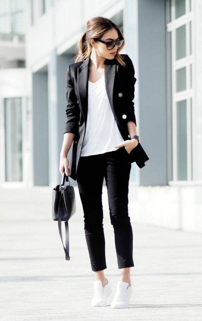 basket-blanche-femme-pantalon-noir-elegant-tendances-de-la-mode-top-blanc