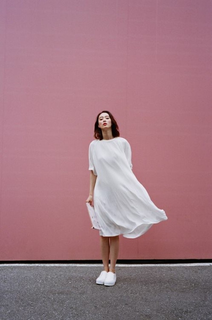basket-blanche-tendances-de-la-mode-robe-blanche-mi-courte-tendances-de-la-mode