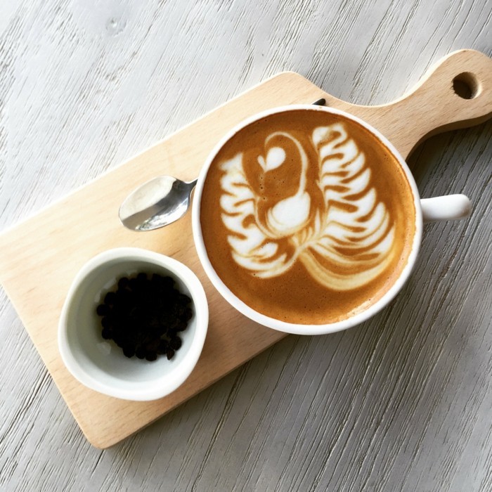 beau-café-latte-spécialiste-du-café-matin-top-cool