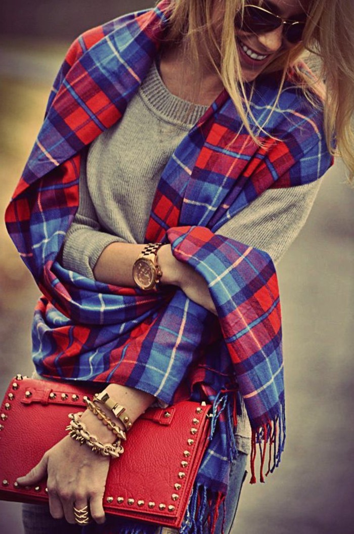 blouse-grise-écharpe-à-carreaux-bleu-rouge-femme-mode-comment-porter-l-echarpe-femme