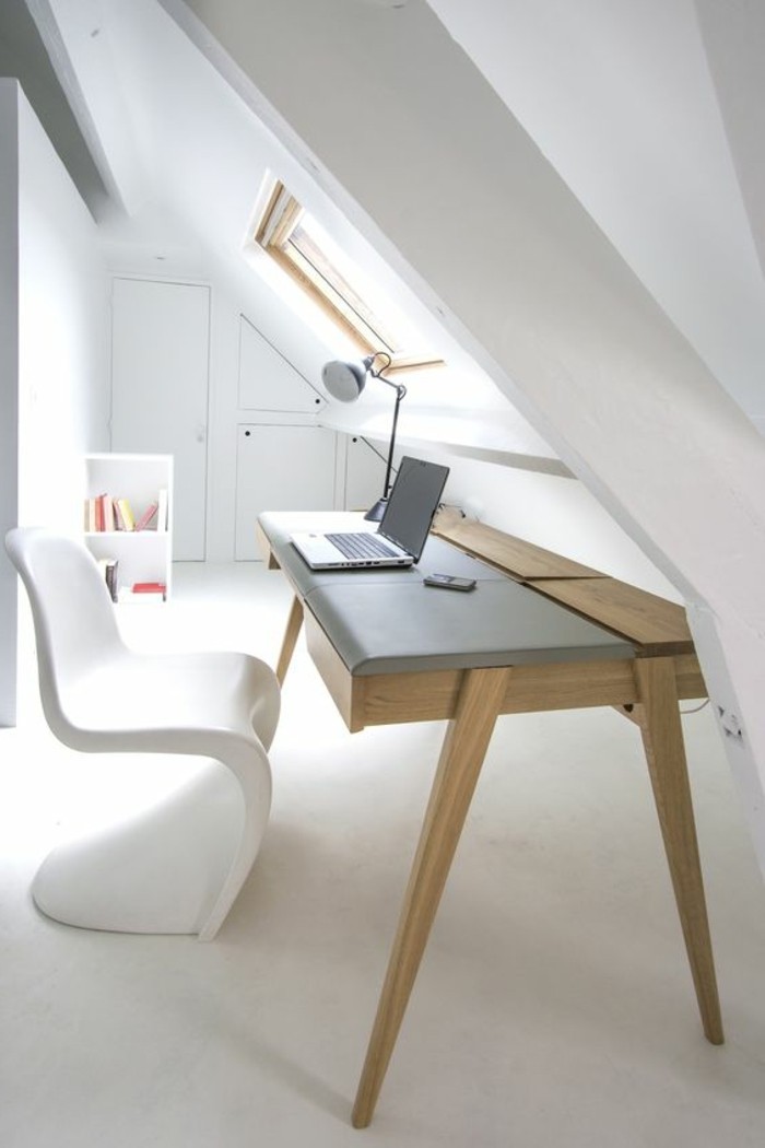 bureau-domicil-sous-pente-sol-blanc-chaise-plastique-blanche