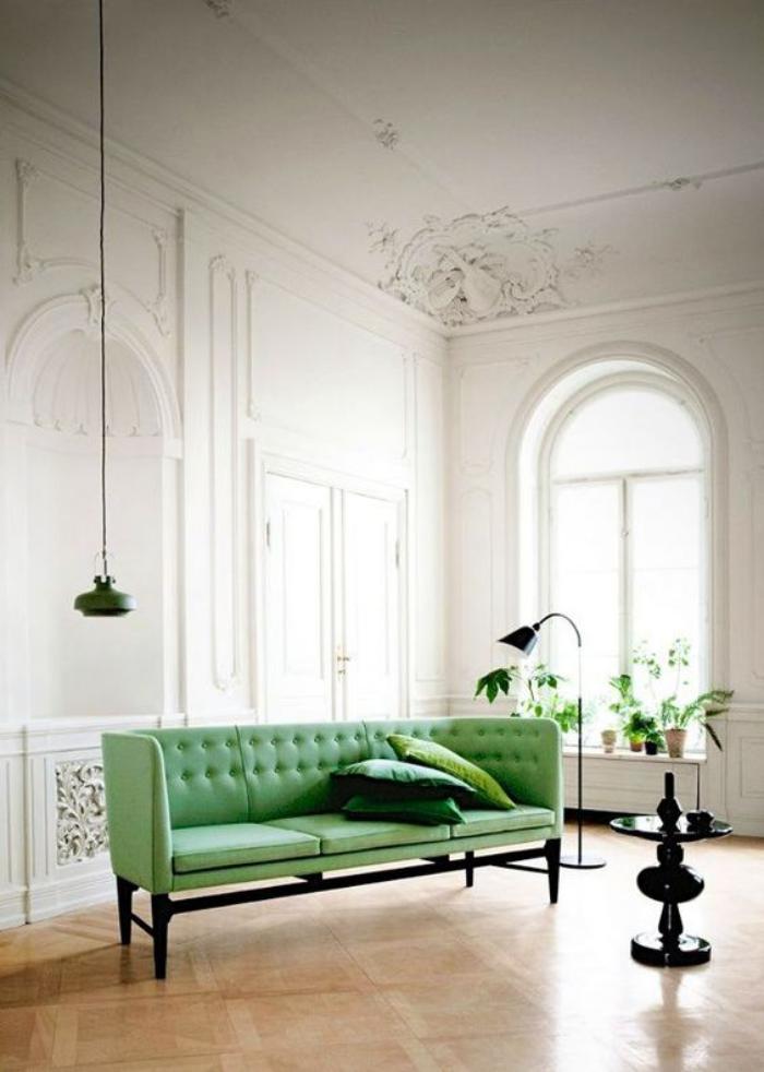 canapé-vert-salon-blanc-à-plafond-haut