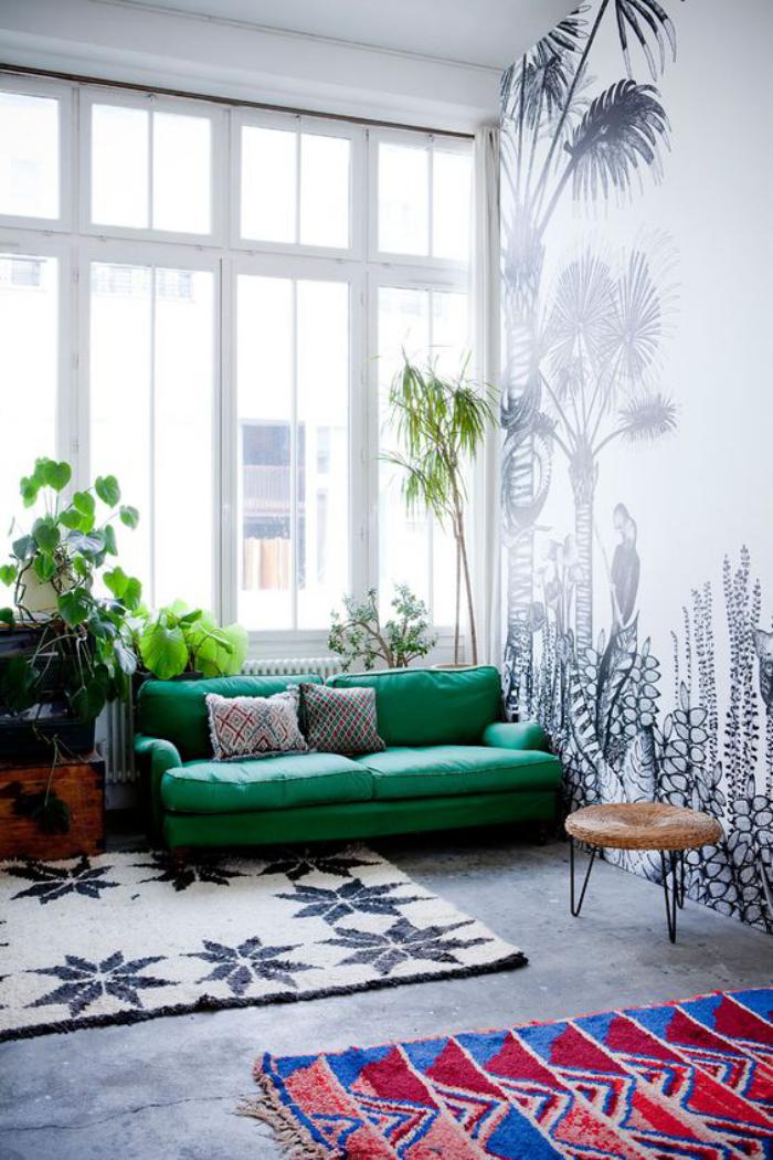 canapé-vert-tapis-design-rose-mur-illustré