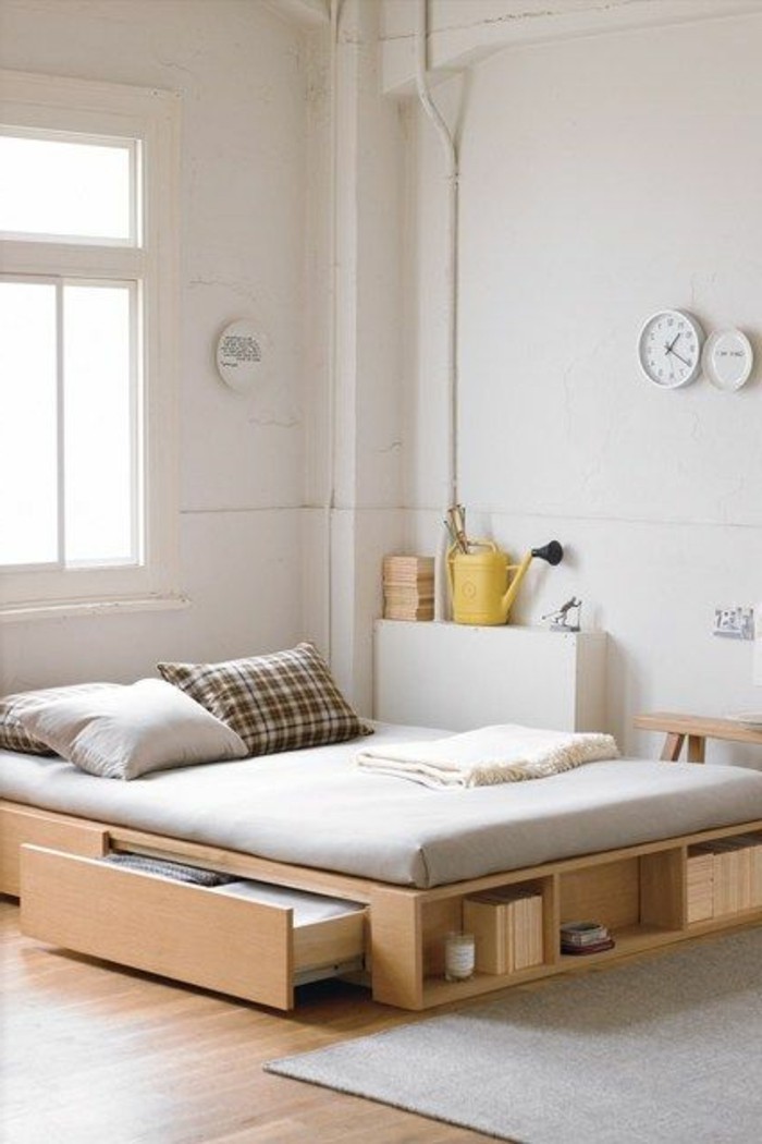 chambre-d-enfnat-avec-lit-en-bois-clair-tapis-beige-murs-blancs-lit-tiroir-chambre-adulte