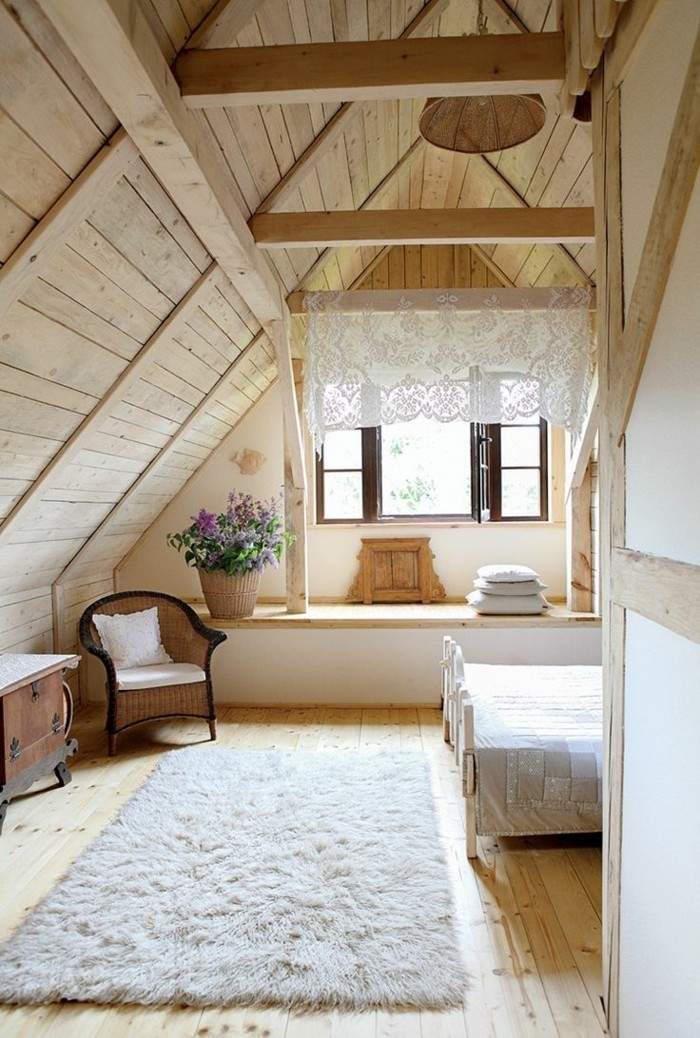 chambre-dans-les-combles-intérieur-en-bois-clair-tapis-beige-deco-chambre-sous-pente