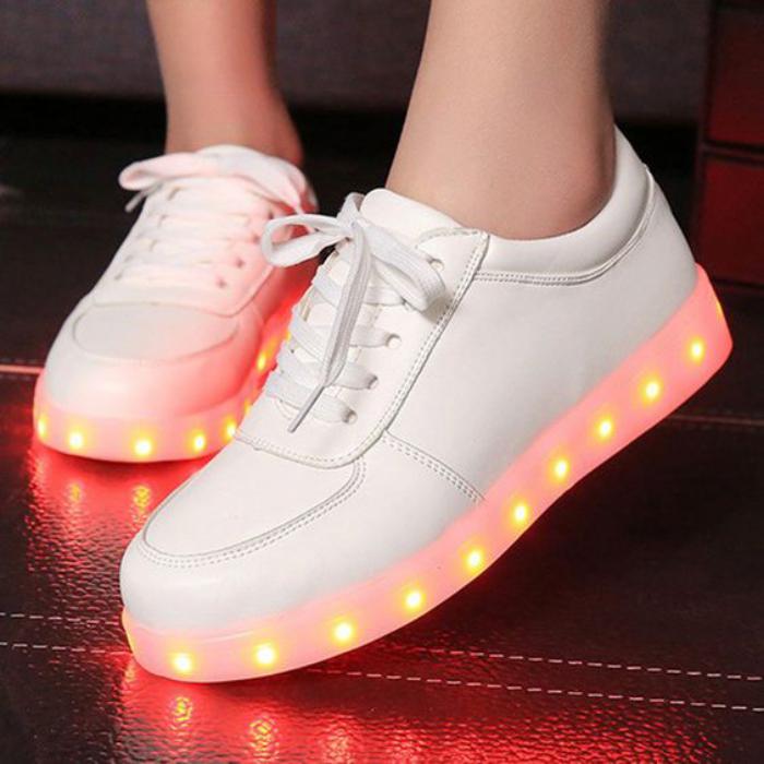 chaussures-lumineuses-des-basket-lumineux-blancs-mode-amusante