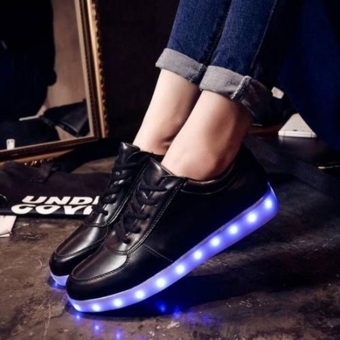 chaussures-lumineuses-en-cuir-noir-super-stylées-rechargeables
