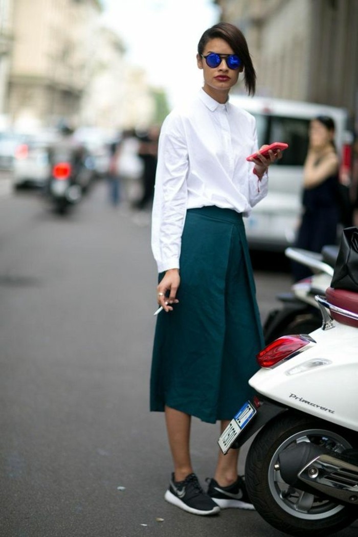 chemise-blanche-robe-longue-vert-foncé-jupe-mi-longue-vert-foncé