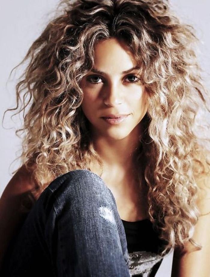 cheveux-bouclés-look-décoiffé-Shakira-et-ses-cheveux-magnifiques
