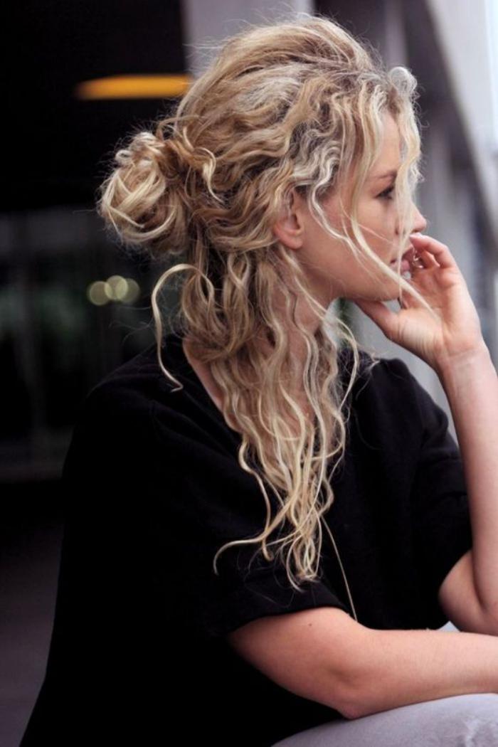 cheveux-bouclés-look-streetstyle-négligé-cheveux-longs-blonds