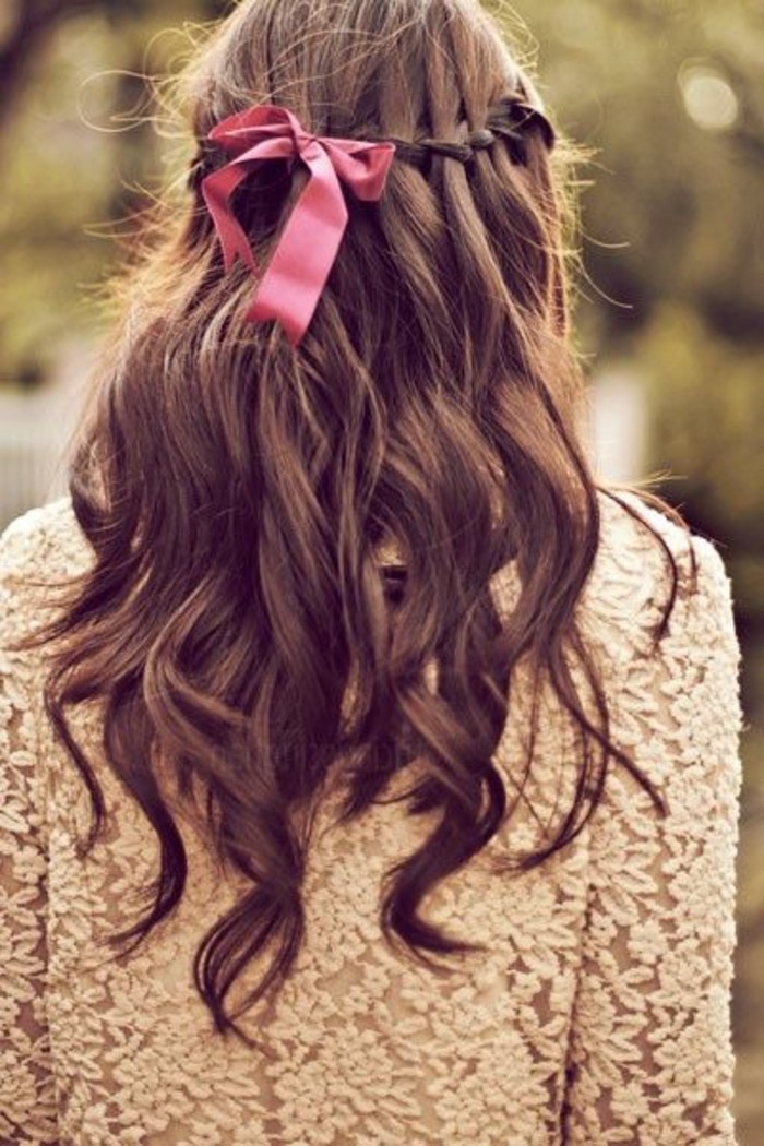 coiffure-avec-ruban-rose-coiffure-cheveux-attachés-cheveux-marrons-femme-moderne