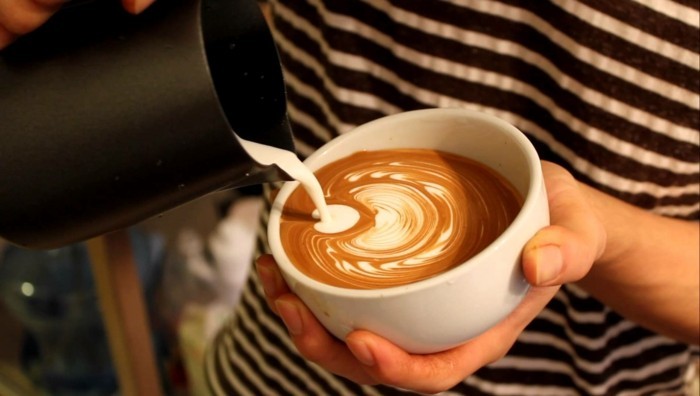 comment-faire-un-cappuccino-cool-idée-voir-recette-frappé-peinture-abstraite