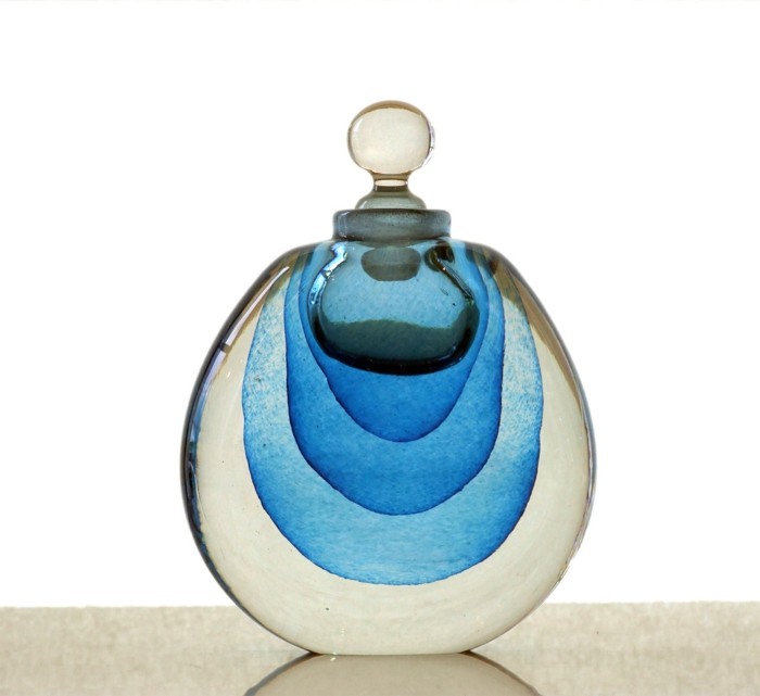 flacon-de-parfum-blanc-et-bleu-effets-ondulants-resized