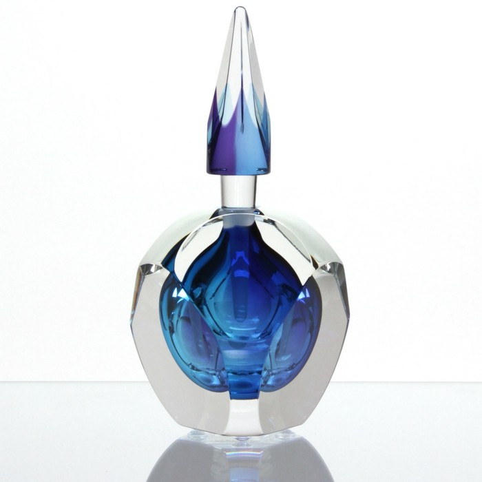 flacon-de-parfum-bleu-lac-sur-fond-blanc-iceberg-resized