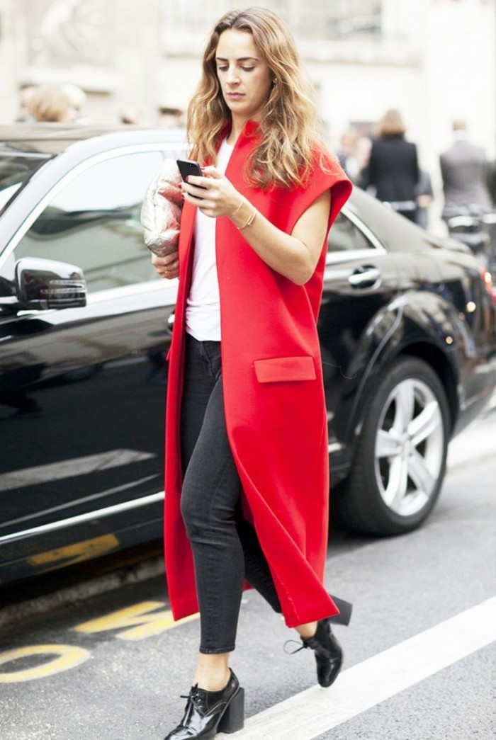 idée-comment-porter-le-gilet-long-sans-manche-femme-rouge