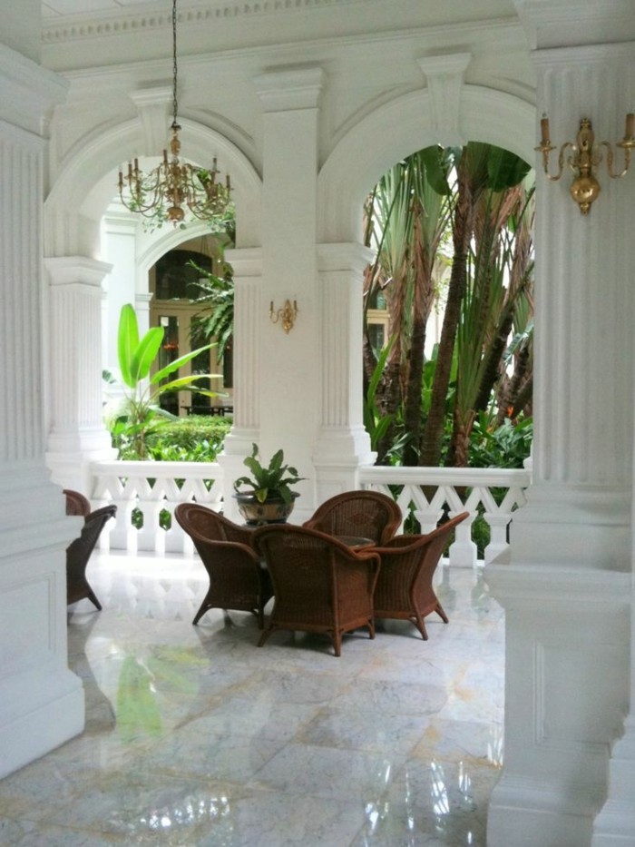 idée-meuble-tv-bois-exotique-meuble-tv-exotique-veranda-balcon-blanc-marbre
