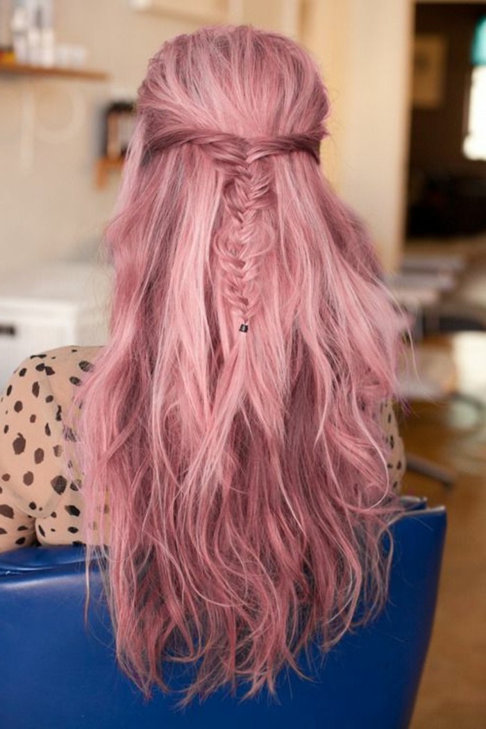 jolie-coiffure-cheveux-roses-tuto-coiffure-cheveux-mi-longs-idée-de-coiffure