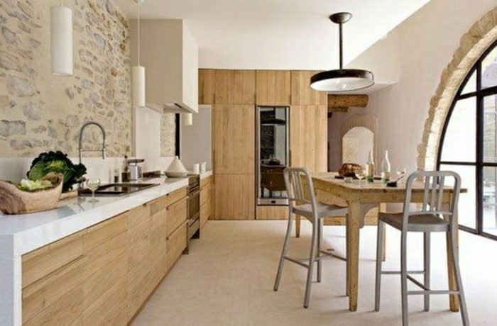 jolie-cuisine-moderne-avec-meubles-en-bois-clair-pierres-de-parement-muraux-resized