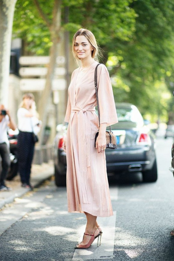 jolie-robe-en-rose-collection-printemps-été-2016-les-femmes-modernes-sac-bandoulier