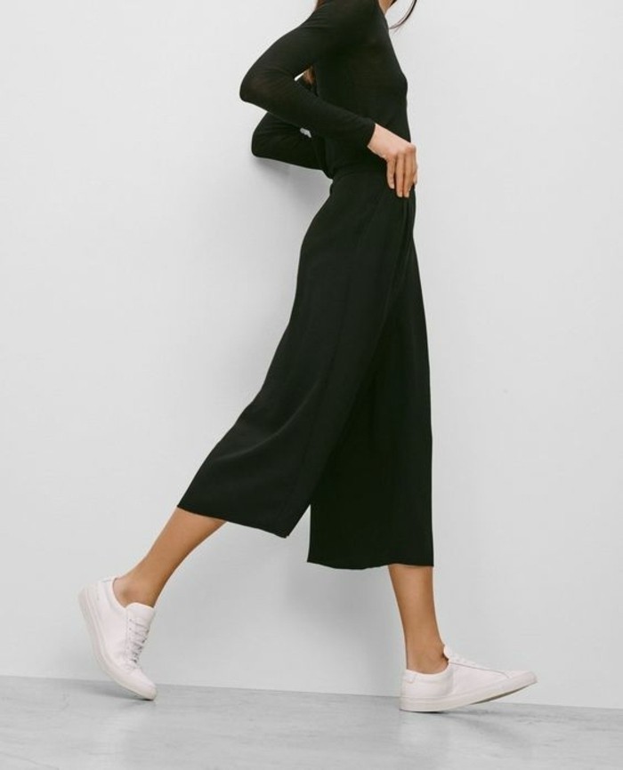jupe-mi-courte-noire-chaussures-beiges-tendances-de-la-mode-otfit-noir-moderne