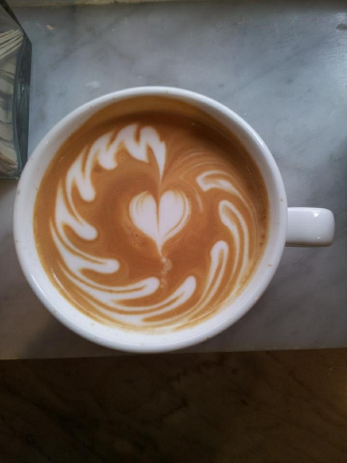 latte-café-macchiato-art-en-tasse-de-café-amour