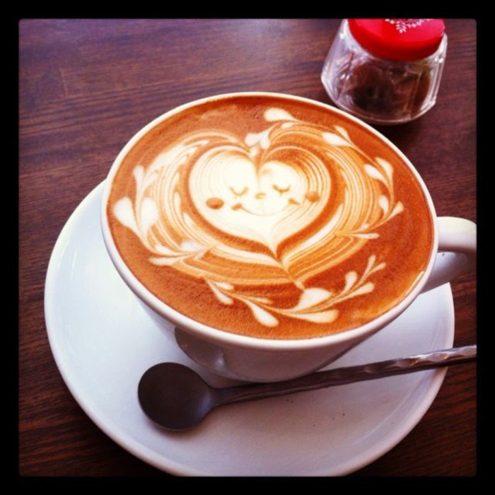 latte-café-macchiato-art-en-tasse-de-café-coeur-jolie