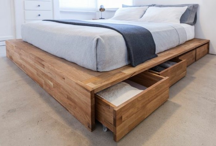 lit-tiroir-lit-avec-rangement-en-tiroirs-en-bois-sol-en-beton-linge-de-lit-bleu-clair