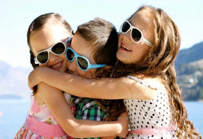 lunettes-soleil-enfant-des-gosses-s'-embrassent-resized