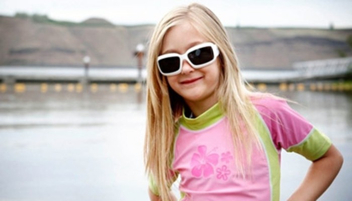 lunettes-soleil-enfant-fillette-blonde-monture-blanche-grande-resized