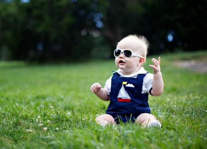 lunettes-soleil-enfant-petit-bebe-assis-sur-l'-herbe-verte-resized