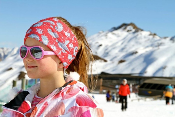 lunettes-soleil-enfant-pour-la-montagne-et-de-la-lumiere-forte-resized