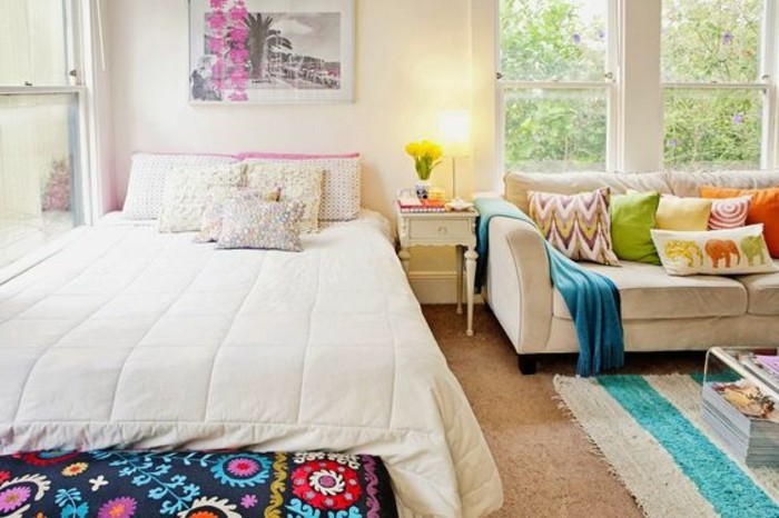 meubles-beiges-murs-beiges-chambre-a-coucher-et-salon-tapis-blanc-bleu