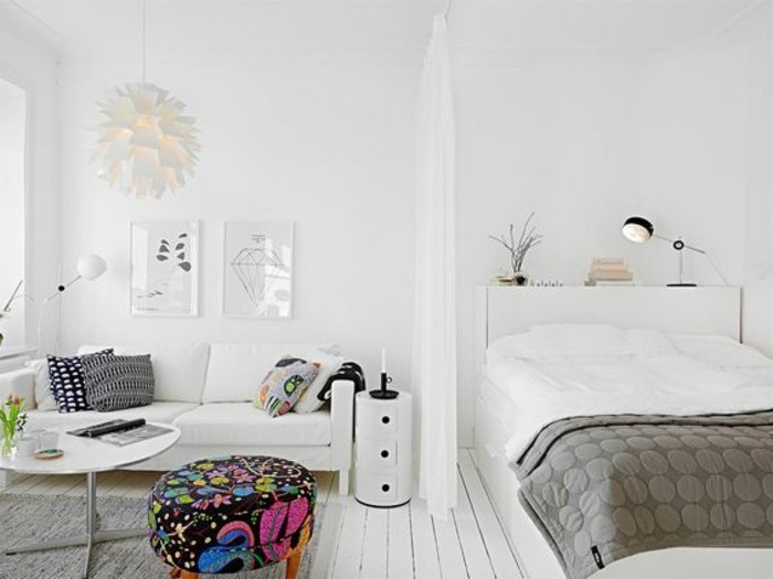 meubles-beiges-sol-en-parquet-blanc-canape-blanc-tapis-gris-tabouret-coloré-salon-et-chambre-a-coucher