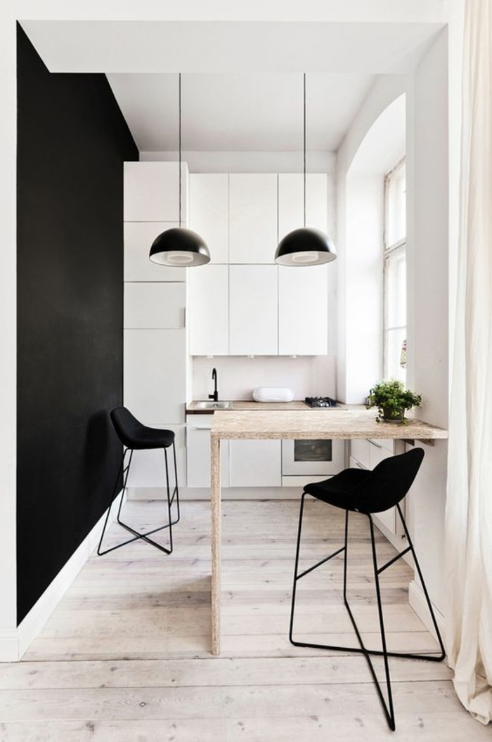 meubles-de-cuisine-table-en-bois-clair-mur-noir-chaises-noires-armoir-de-cuisine