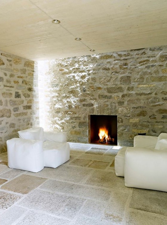 meubles-de-salon-interieur-parement-de-pierre-sol-en-carreaux-pierre-canape-blanc