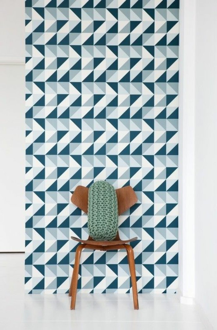 papier-pein-geometrique-blanc-bleu-chaise-en-bois-foncé-chaise-en-bois