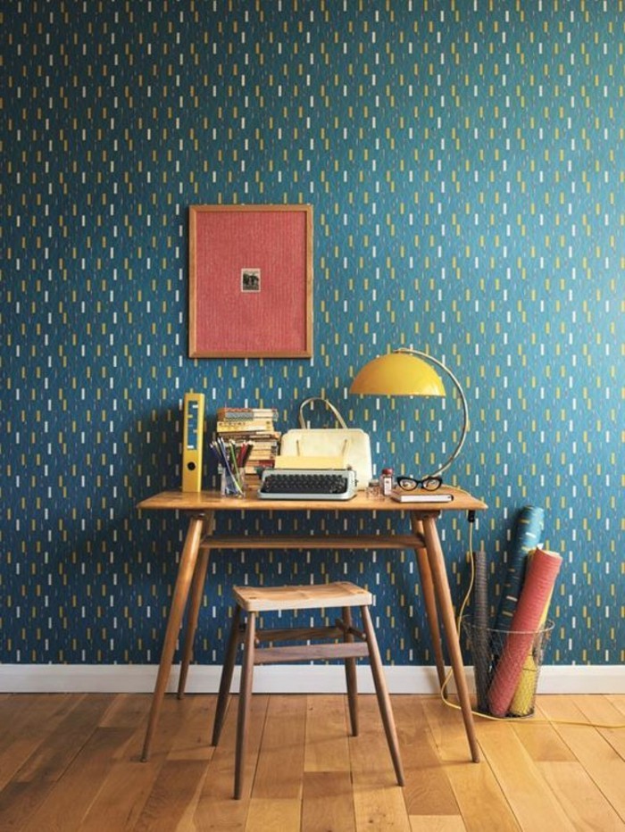 papier-peint-design-geometrique-bleu-foncé-sol-en-planchers-en-bois-clair-chaise-en-bois