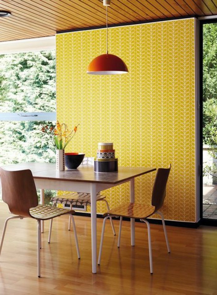 papier-peint-jaune-pour-la-cuisine-sol-en-bois-meubles-de-cuisine-modernes