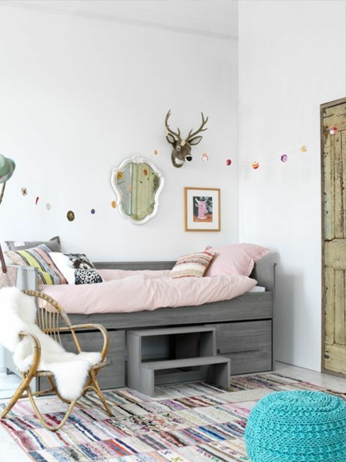 petit-lit-enfant-avec-tiroirs-tapis-coloré-chambre-enfante-balnche