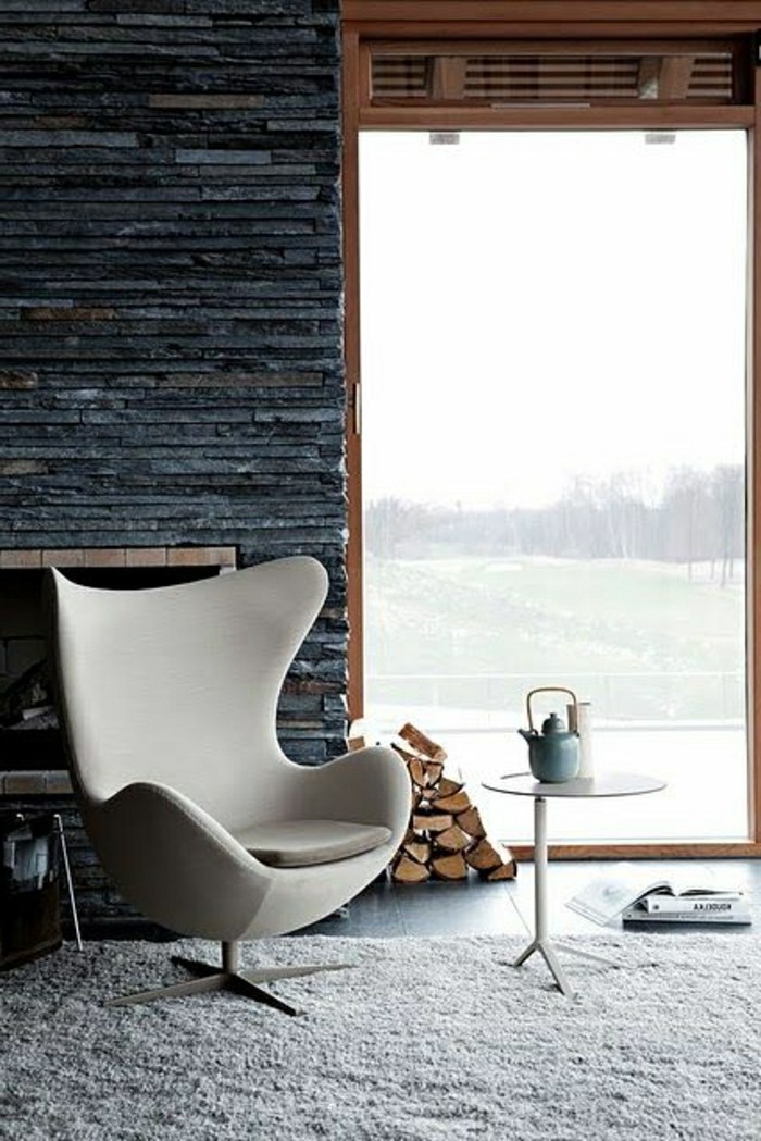 pierres-de-parement-gris-tapis-beige-chaise-beige-mur-en-pierres-gris-cheminée-d-interieur-resized