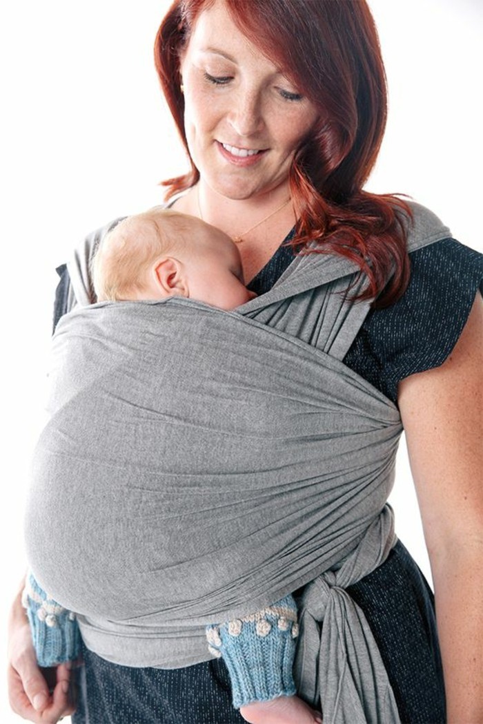 portage-bébé-echarpe-gris-comment-porter-l-enfant-toujours-avec-vous