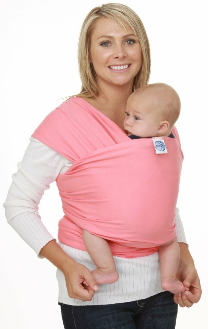 portage-bébé-rose-comment-porter-son-bebe-avec-un-echarpe-rose-pale