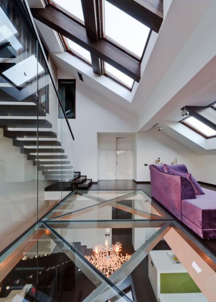 puits-de-lumière-duplex-artistique-escalier-flottant-qui-mène-au-toit
