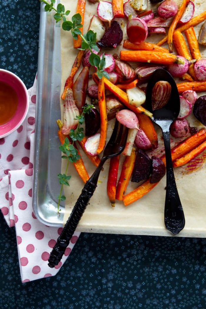 repas-diététique-carottes-rotis-et-oignon-assiette-gourmande