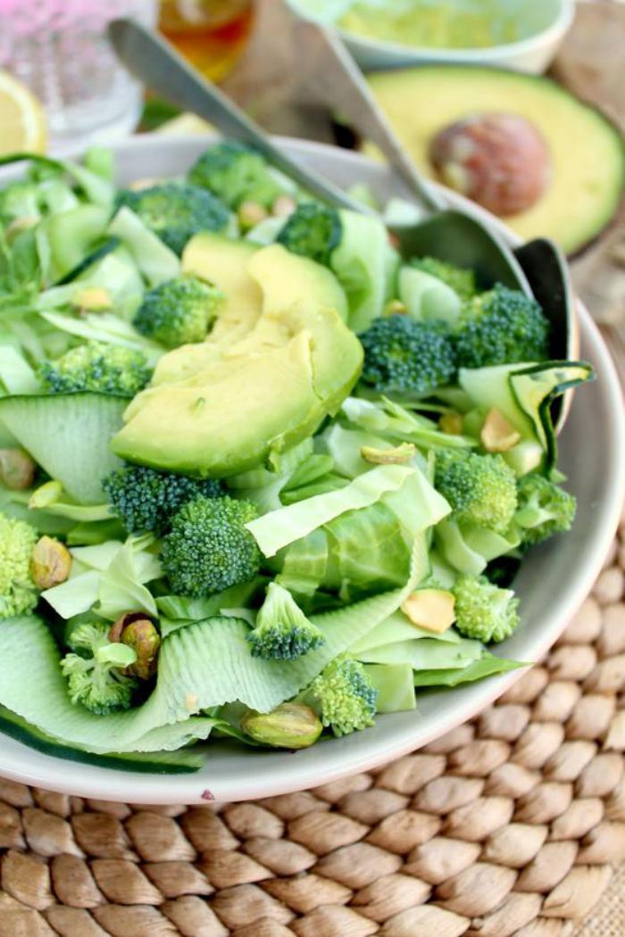 repas-diététique-salade-aux-légumes-vertes-et-avocat