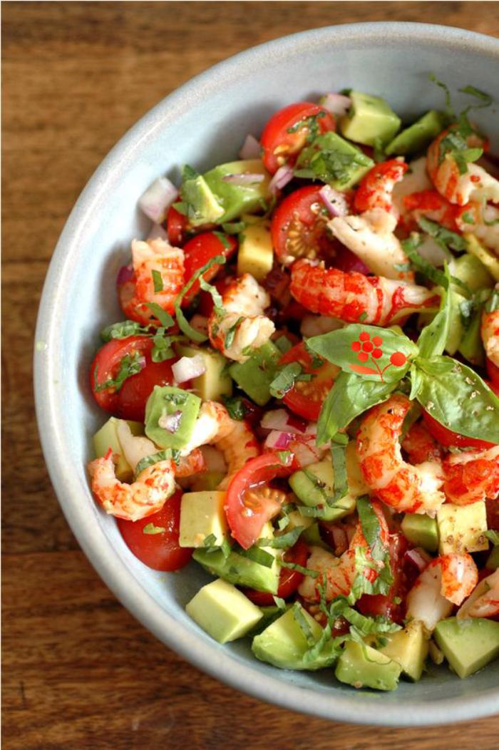repas-diététique-salade-crevettes-avocat-et-tomates