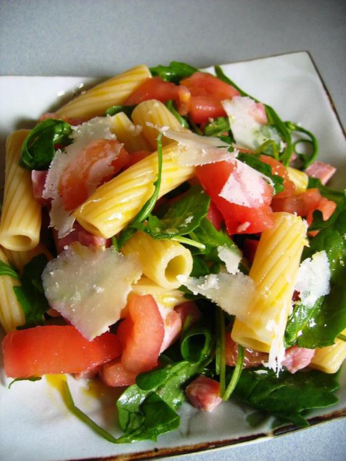 repas-diététique-salade-de-pâte-et-légumes-avec-parmesan