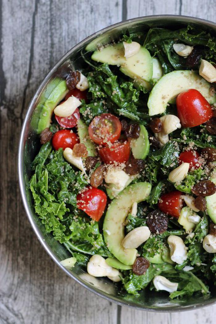 repas-diététique-salade-légumes-et-raisins-secs